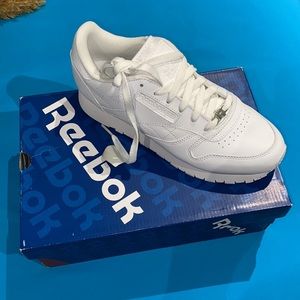 CLASSIC REEBOK SNEAKER BRAND NEW